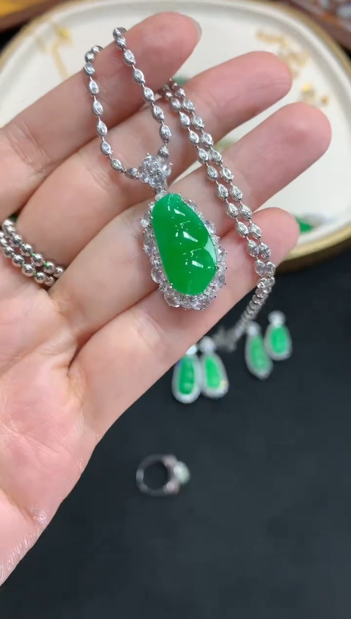 【闪购商品】翡翠吊坠(不含链)18K金镶嵌W71|56000