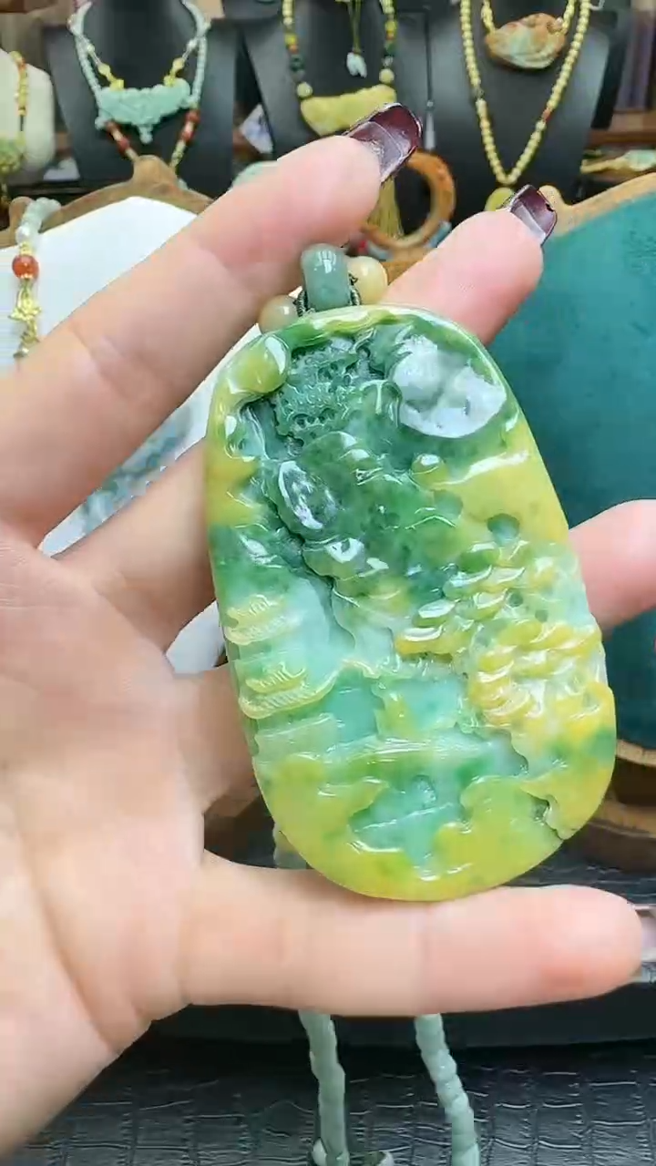 【闪购商品】翡翠颈饰未镶嵌黄加绿山水