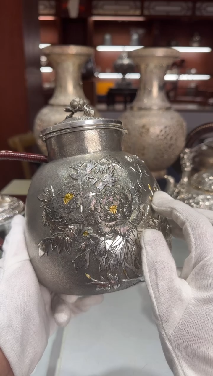 善*念足银精工手工牡丹鏨刻四季壶