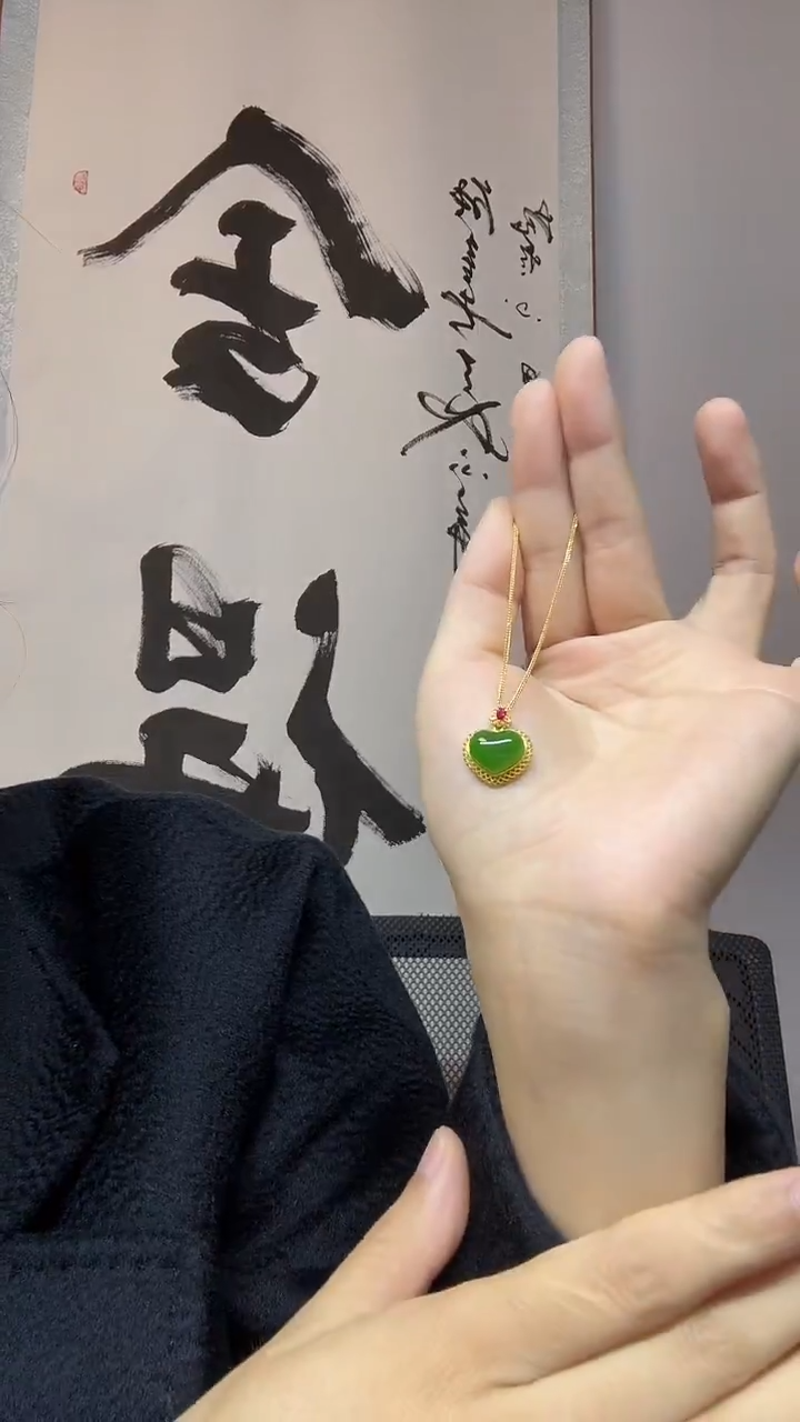 吊坠(不含链)18K金镶嵌和田玉（碧玉）爱心