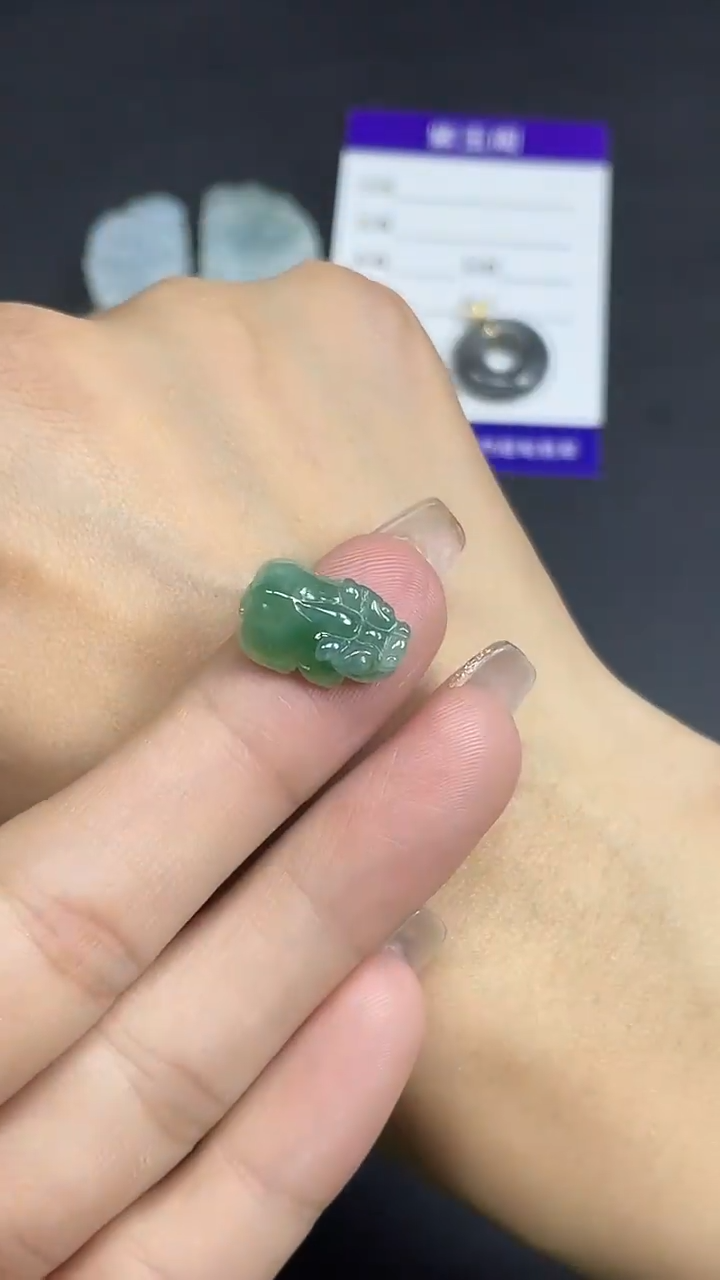 颈饰未镶嵌翡翠天然翡翠吊坠
