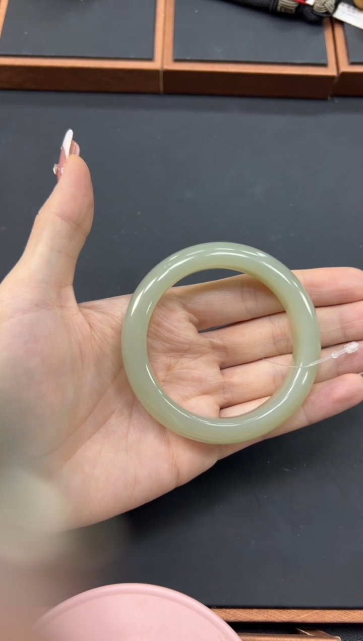 【闪购商品】和田玉手镯未镶嵌且末微色差近矿54手镯