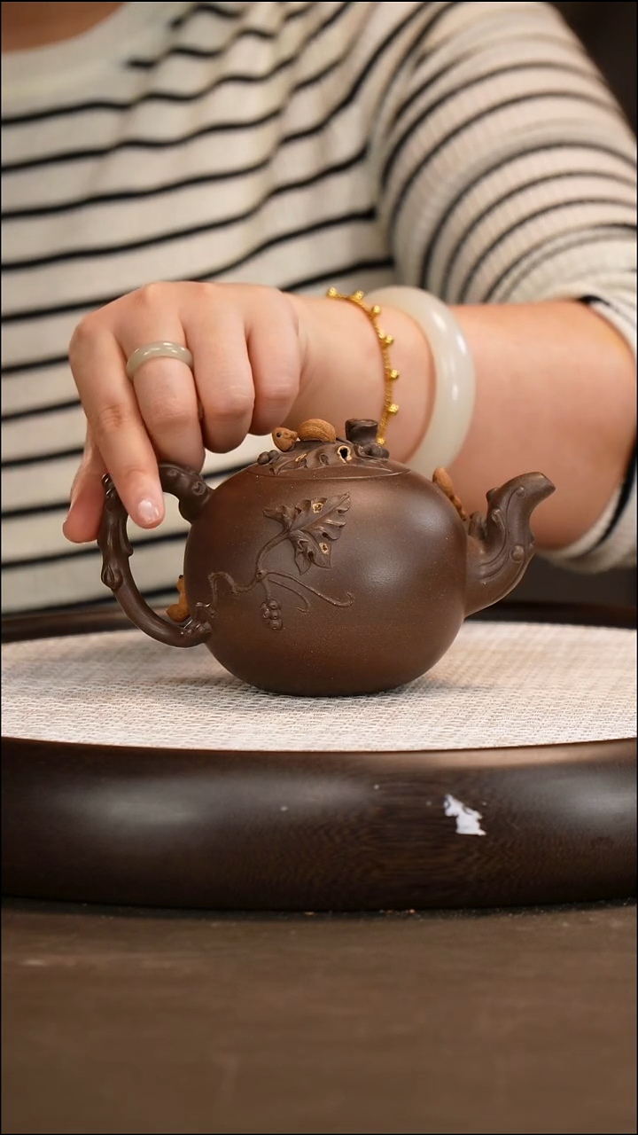 茶壶紫砂【张杏娟】老紫泥 松鼠葡萄 300cc