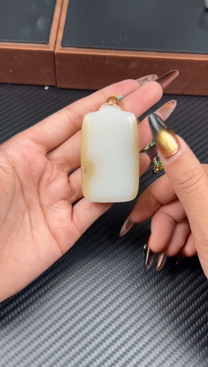 吊坠(赠链)未镶嵌和田玉且末金山微色差吊坠s