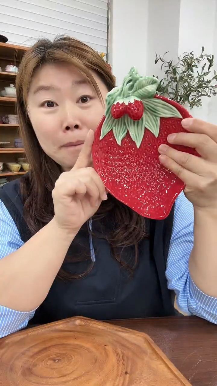 陶红色浮雕草莓盘