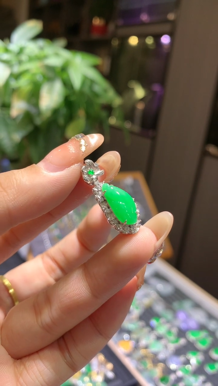 【闪购商品】翡翠吊坠(不含链)18K金镶嵌随行