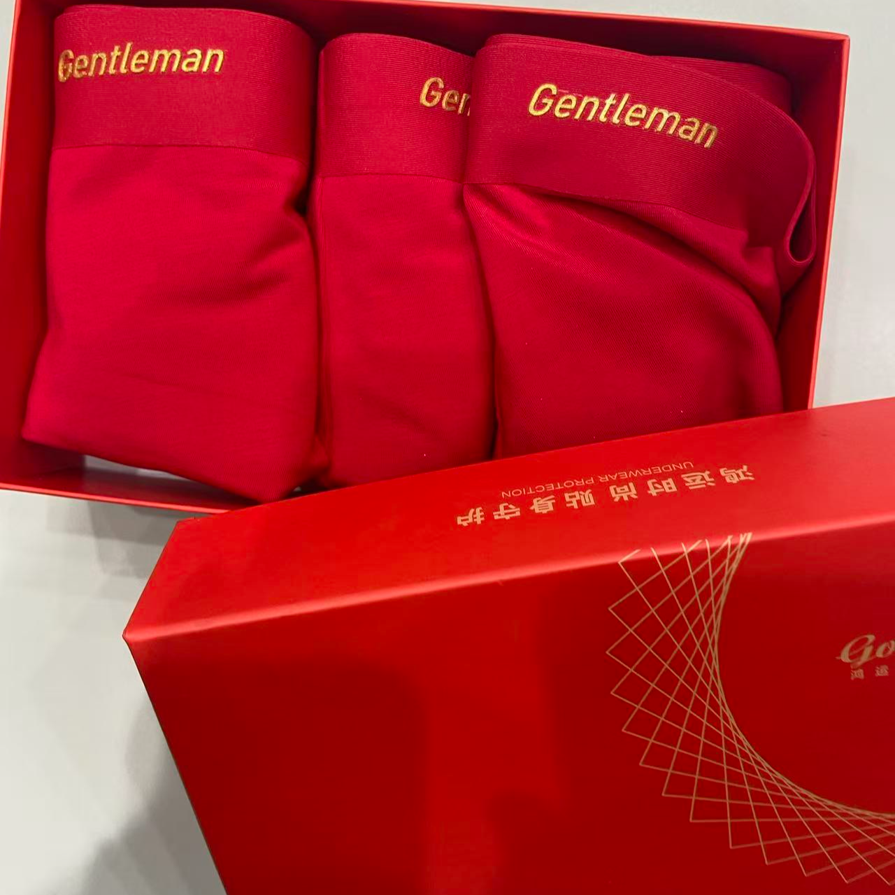 8601喜庆红色字母男士短裤