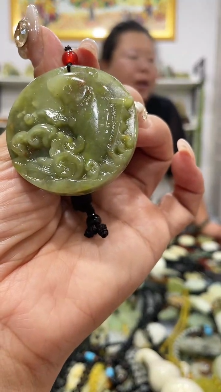 岫玉未镶嵌吊坠             