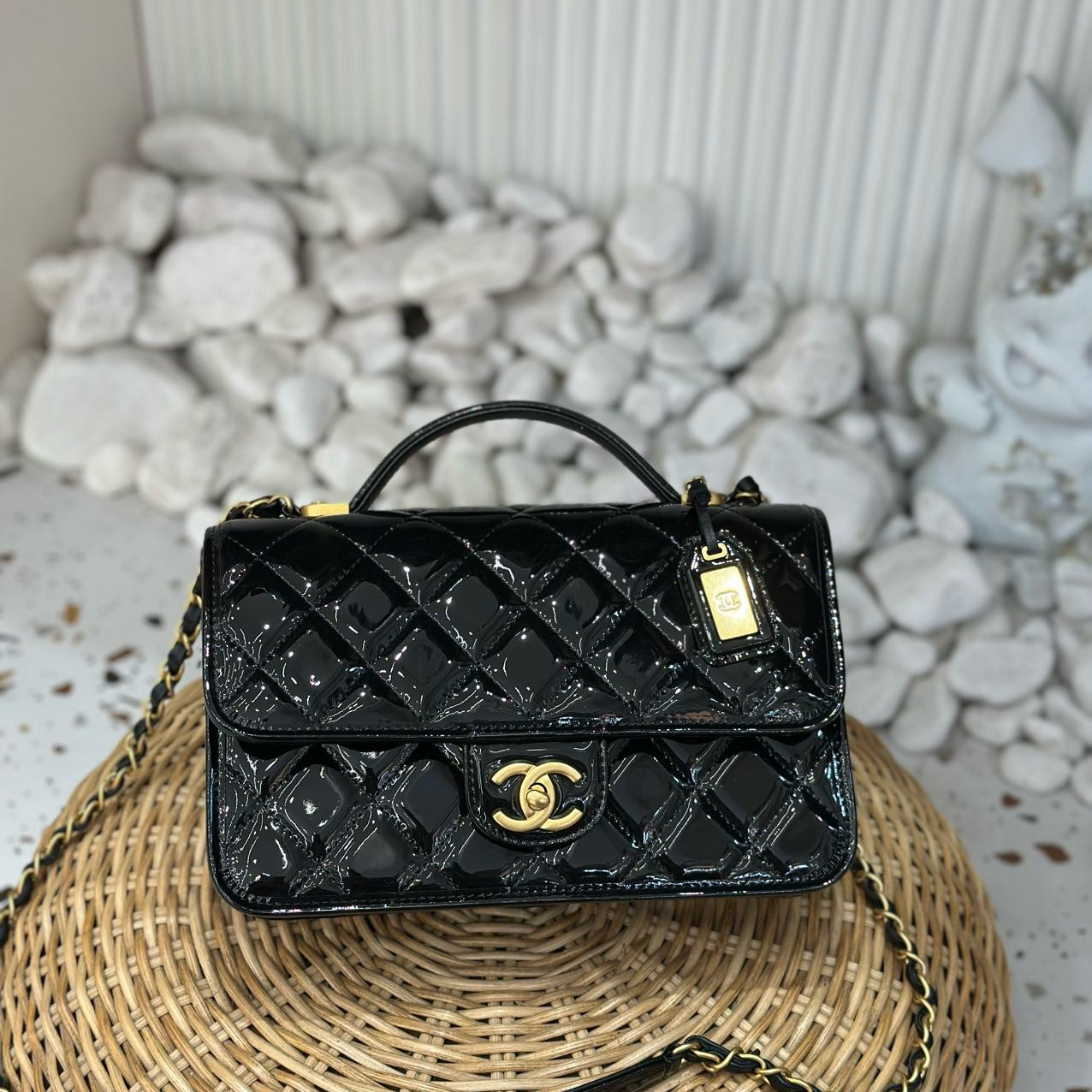 99新 Chanel/香奈儿 22K 黑金漆皮手柄邮差包 25cm 芯片款