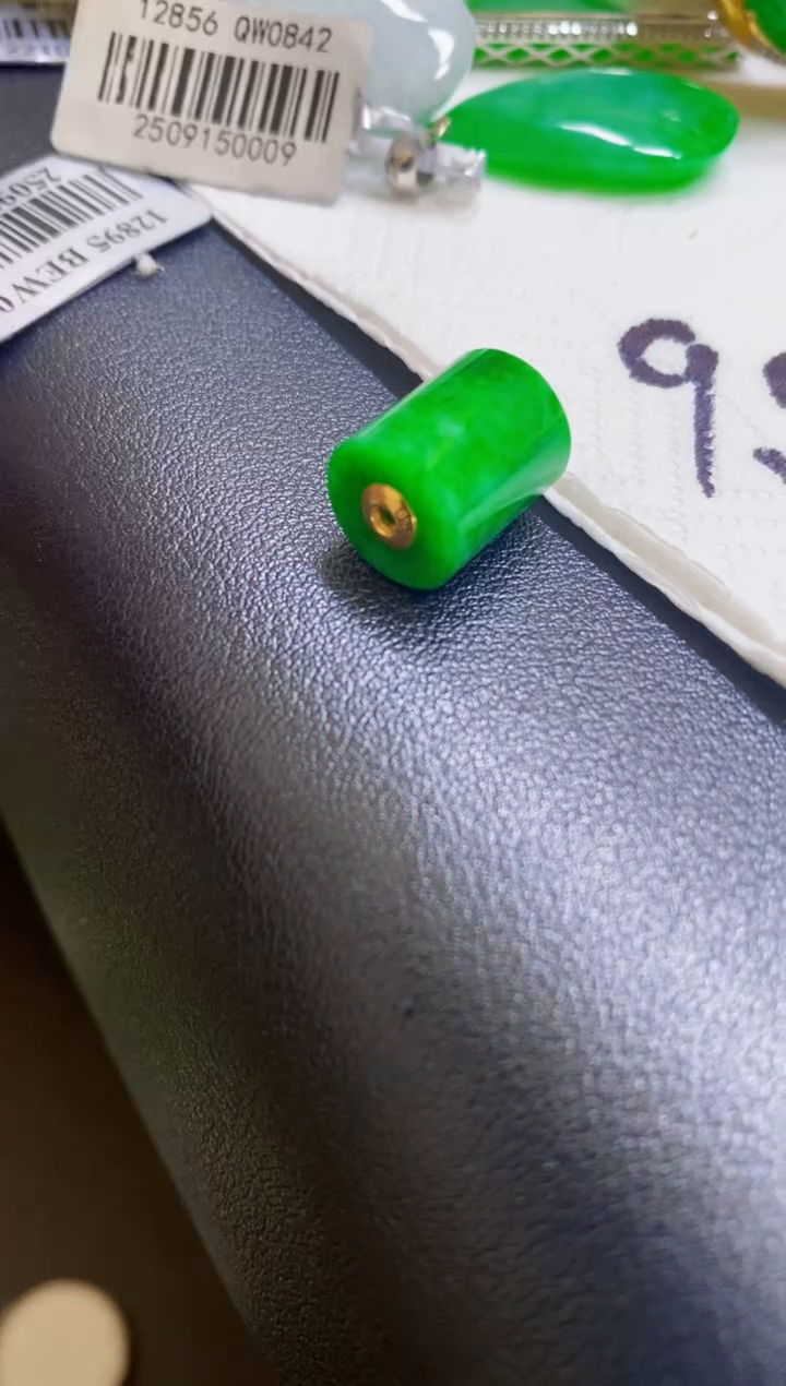 颈饰18K金镶嵌翡翠路路通