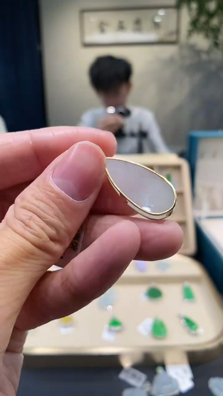 【闪购商品】翡翠吊坠(不含链)18K金镶嵌水滴