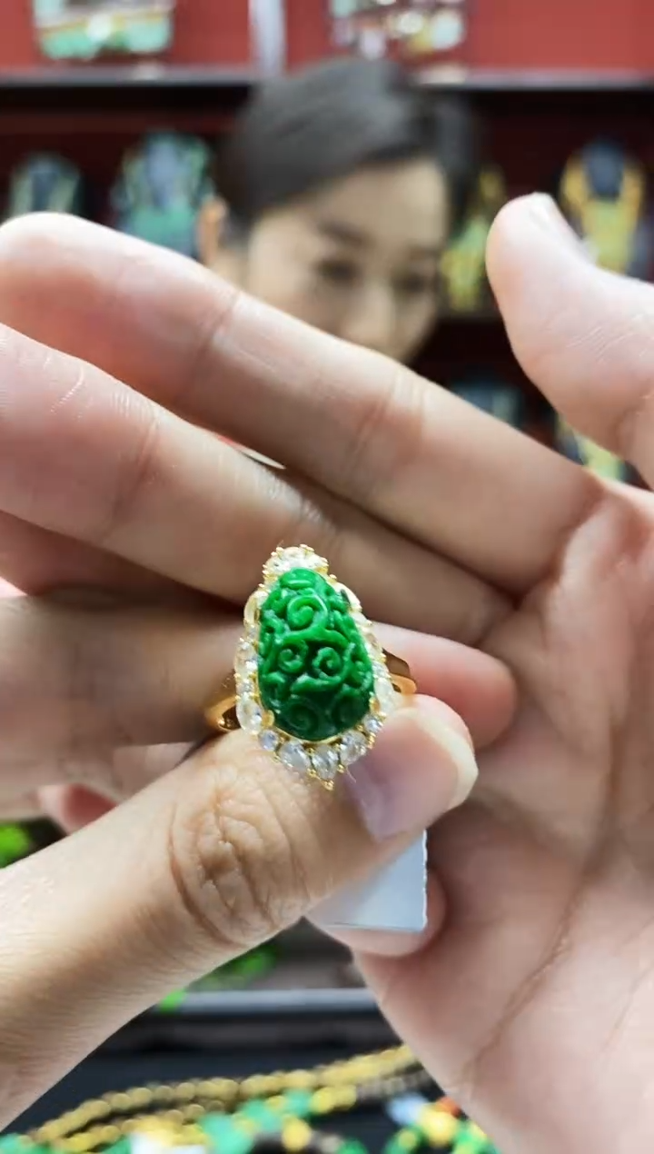 颈饰未镶嵌翡翠戒指
