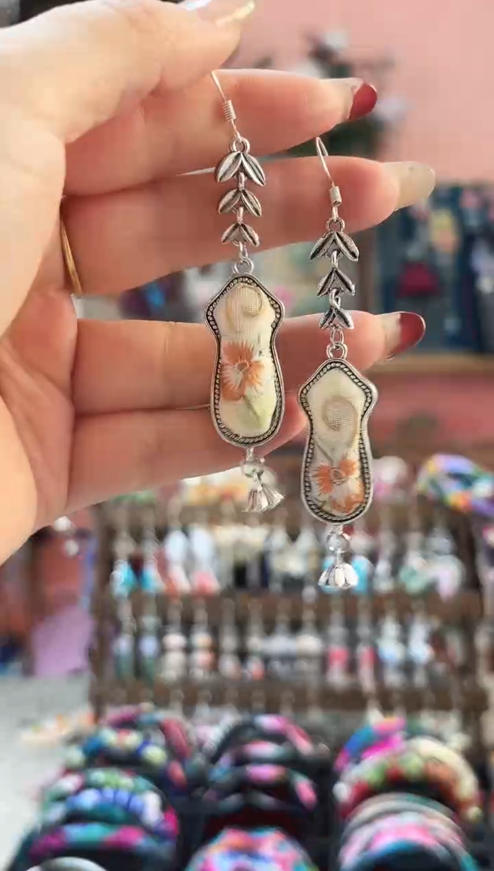 织绣彩云南阁老绣饰品24