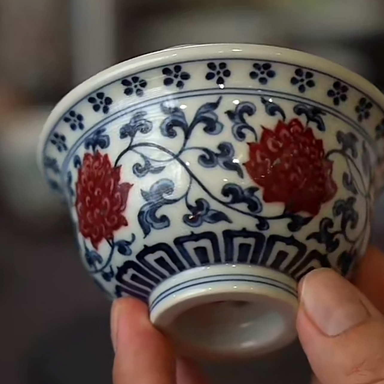 （大）全手工手绘原矿青花釉里红缠枝莲压手杯（发色随机）