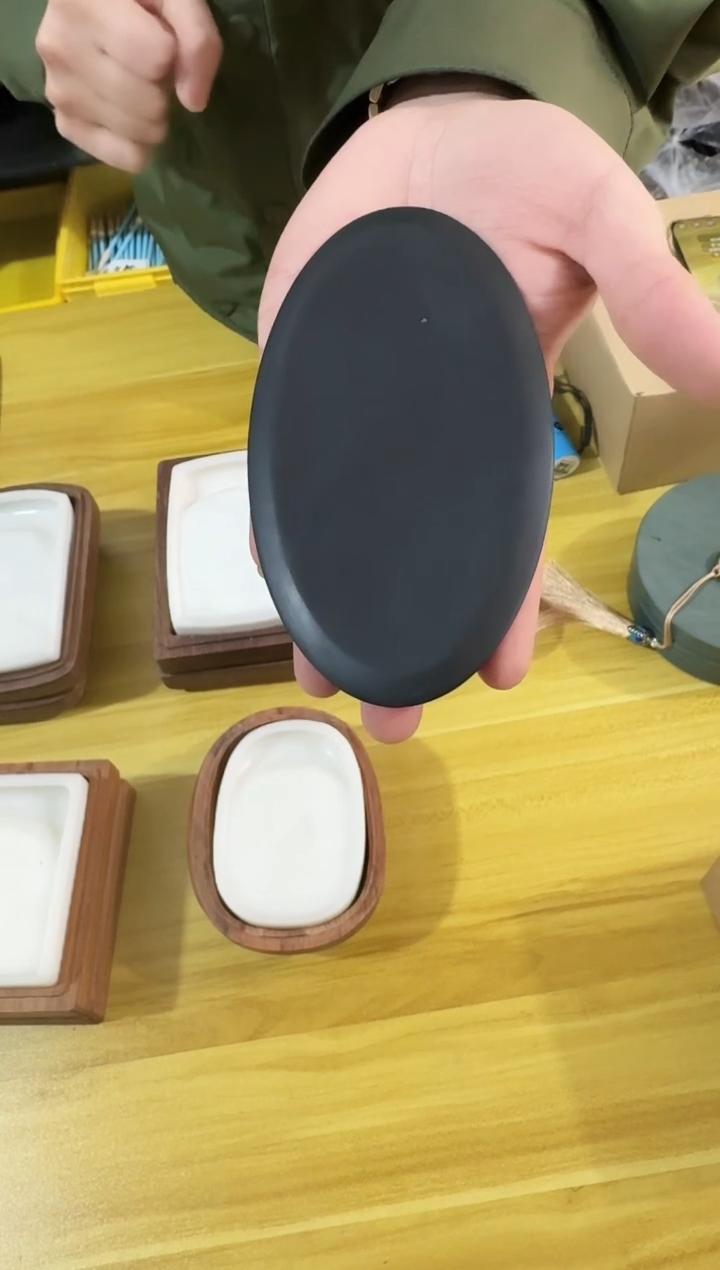 骨*男椭圆黑龙尾砚台1个