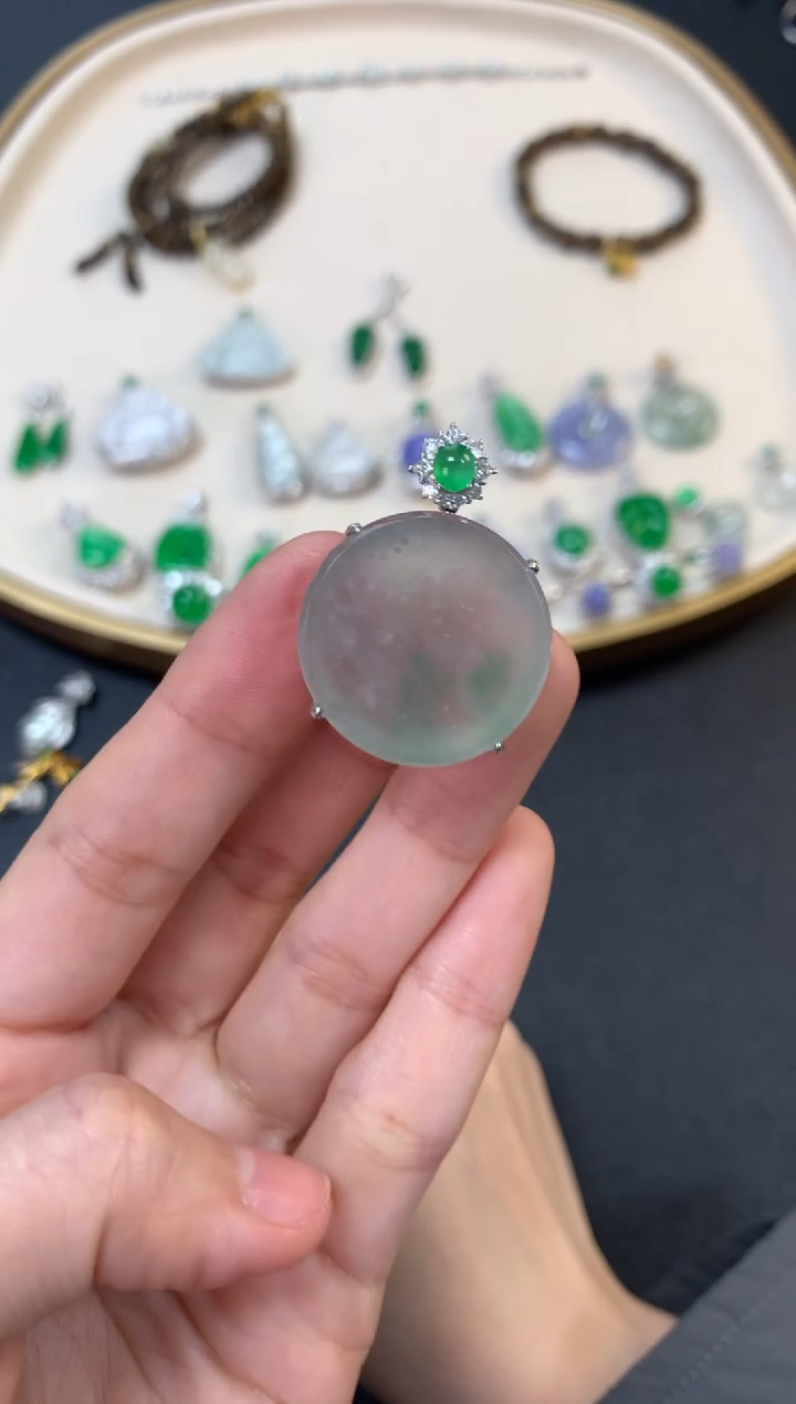 【闪购商品】翡翠吊坠(不含链)18K金镶嵌23800