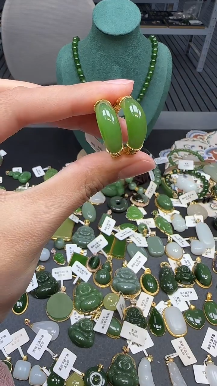 18K金镶嵌和田玉耳饰1