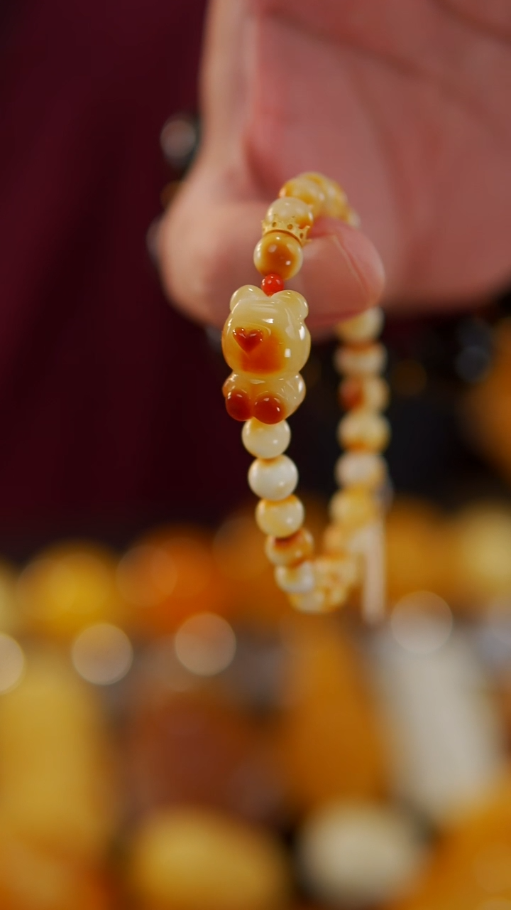 【闪购商品】蜜蜡裸石未镶嵌俏色小熊手串7.3