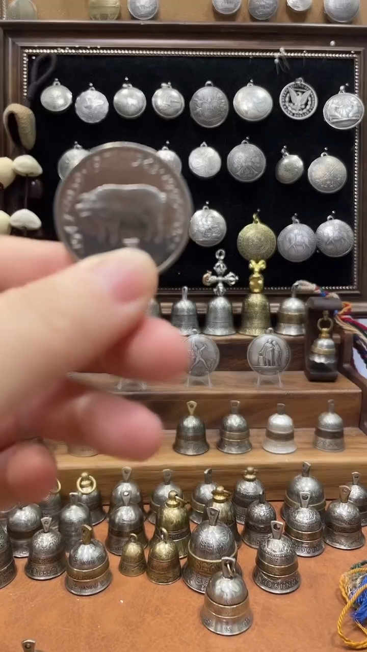 行*利比里亚生肖  猪 吊牌配钛钢链子