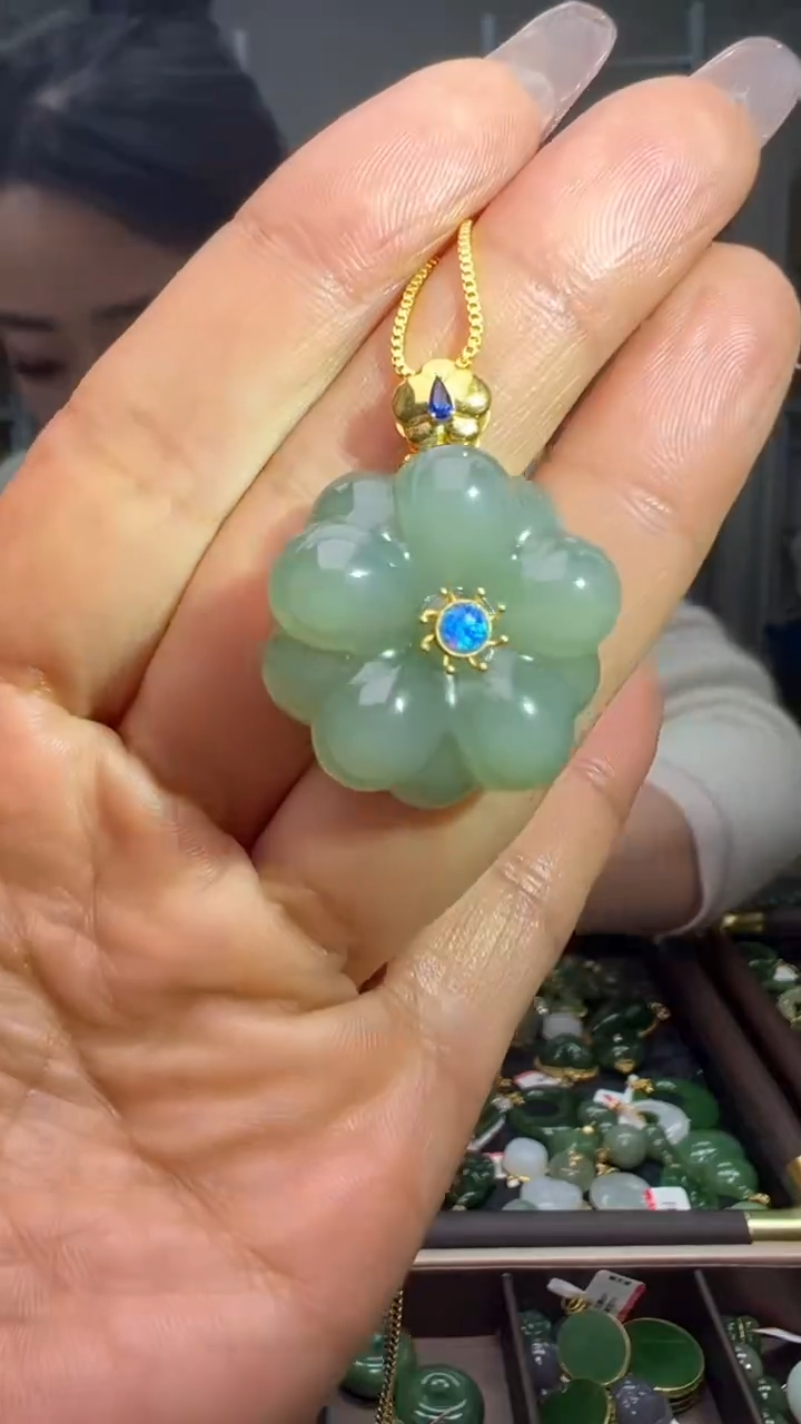 颈饰18K金镶嵌和田玉（多样性发货.发其一)1.02.131