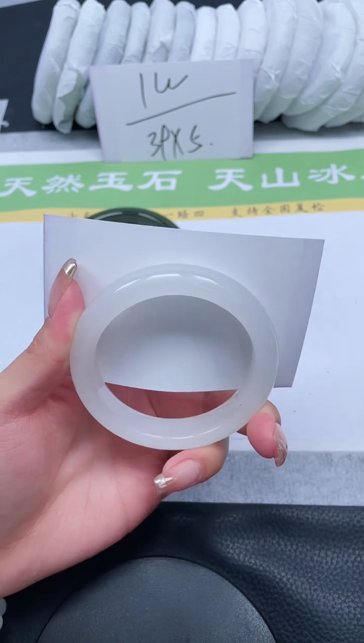 【闪购商品】石英质玉手镯未镶嵌A264-56+(微微一抹翠)