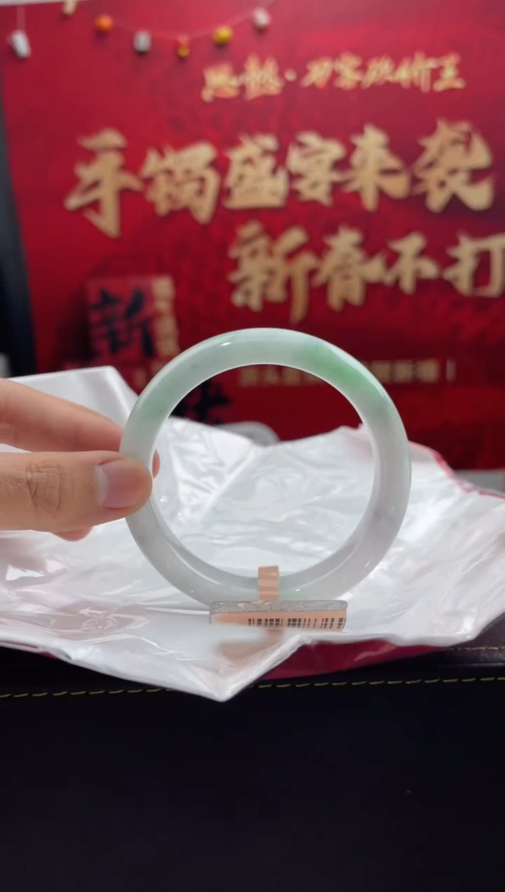 【闪购商品】翡翠手镯未镶嵌8翡翠手镯（微瑕）