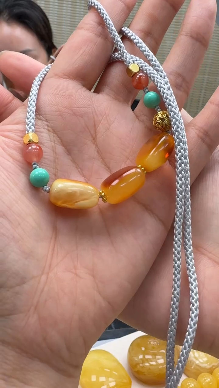 未镶嵌颈饰琥珀多样性发一