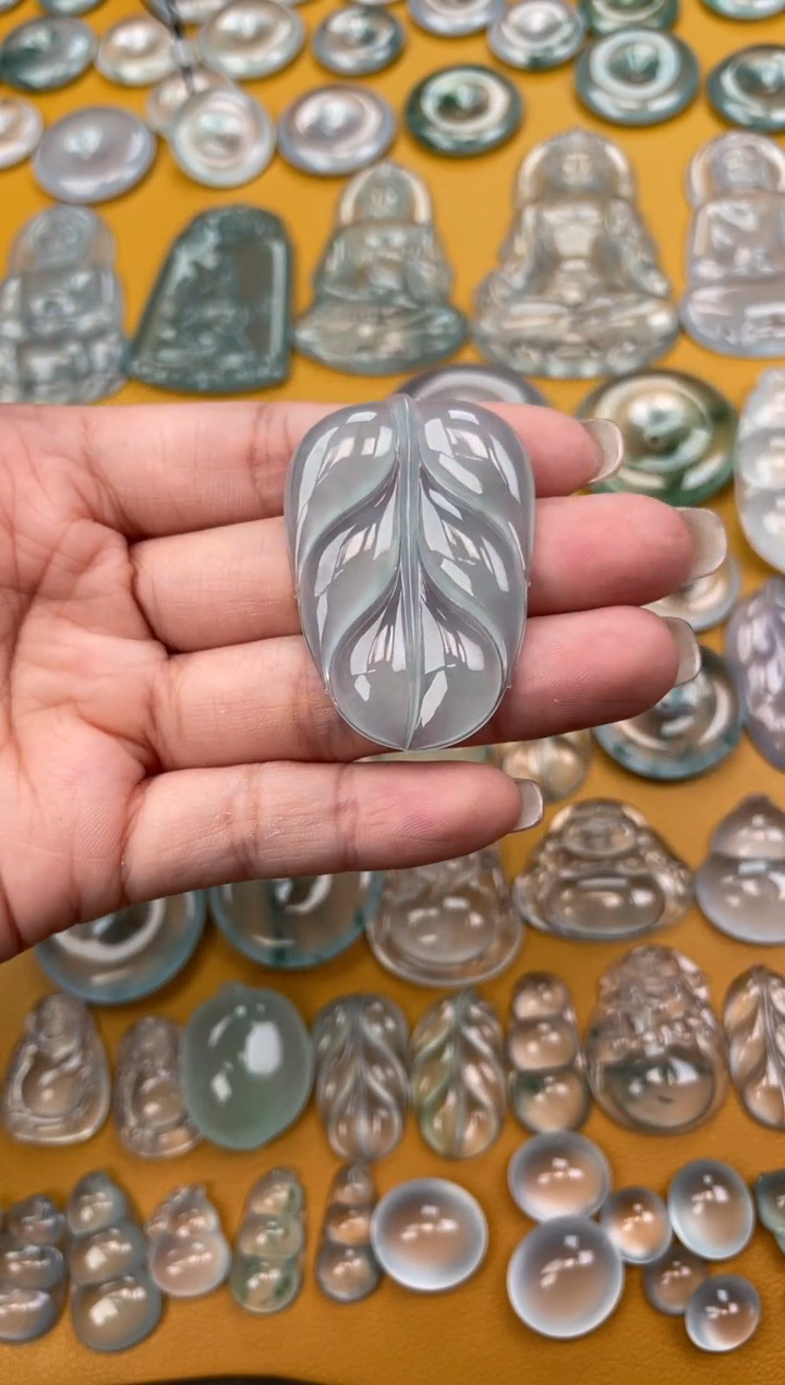 翡翠未镶嵌吊坠(不含链)叶子 44.3 30.1 5.3