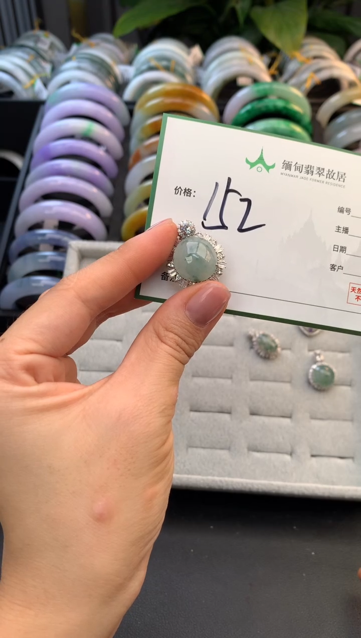 未镶嵌定制翡翠毛货需精细抛光+多人