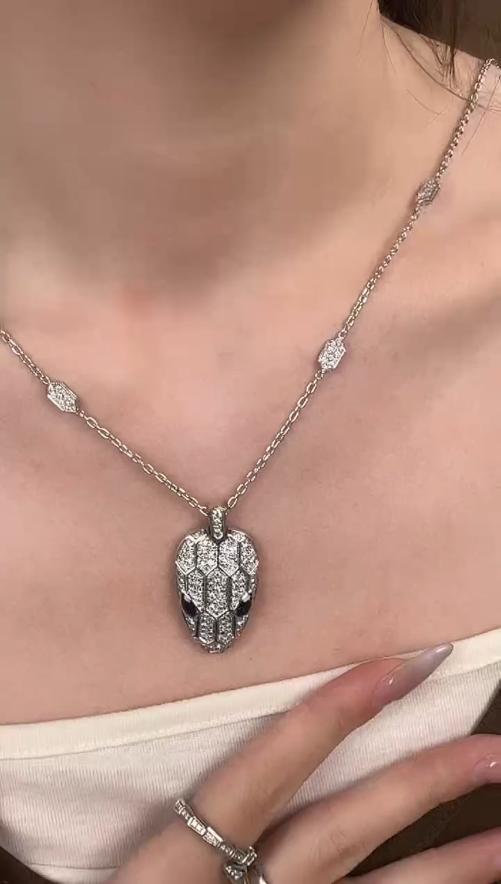 项链18K金镶嵌钻石蛇头项链