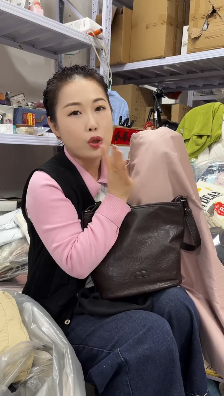 PVC点点小红心 没关注的关注一下主播 床单 粉色