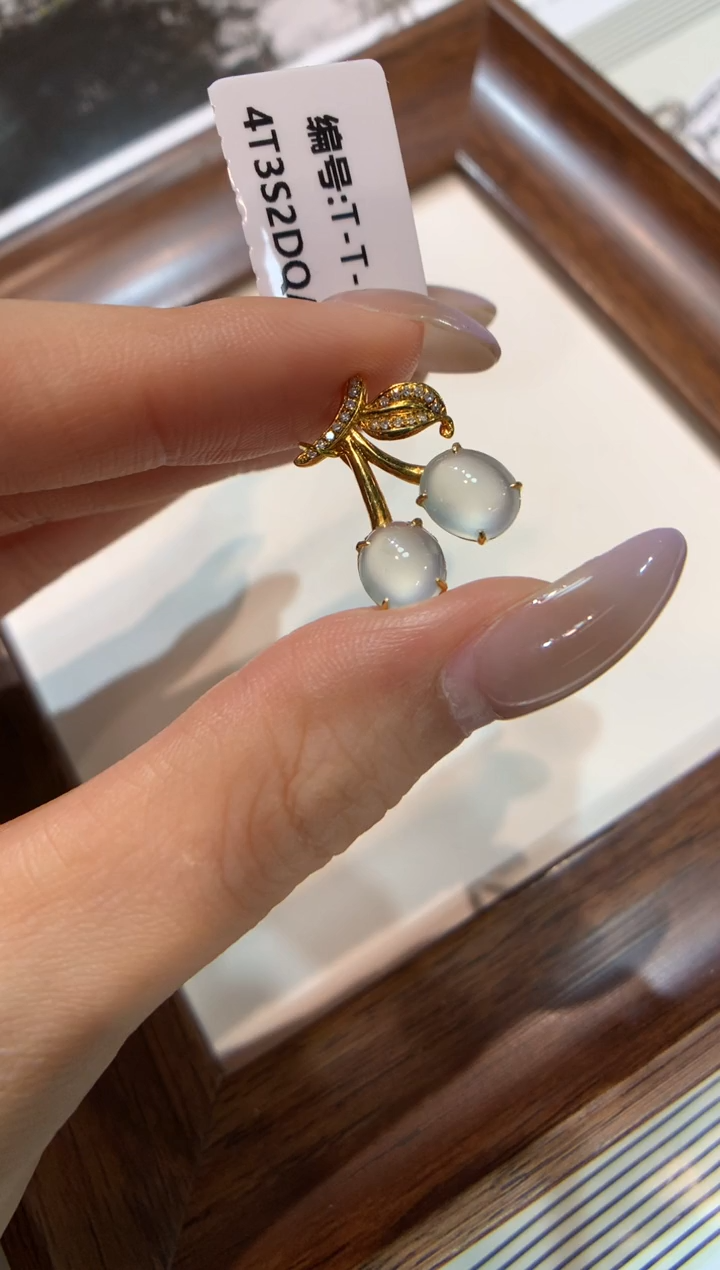 颈饰18K金镶嵌翡翠蛋面