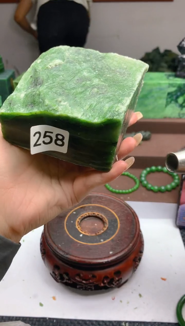 和田玉（碧玉）未镶嵌珠宝半成品1