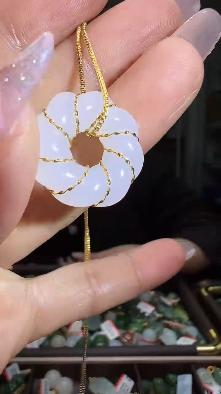 颈饰18K金镶嵌和田玉（多样性发货.发其一)12.03.44