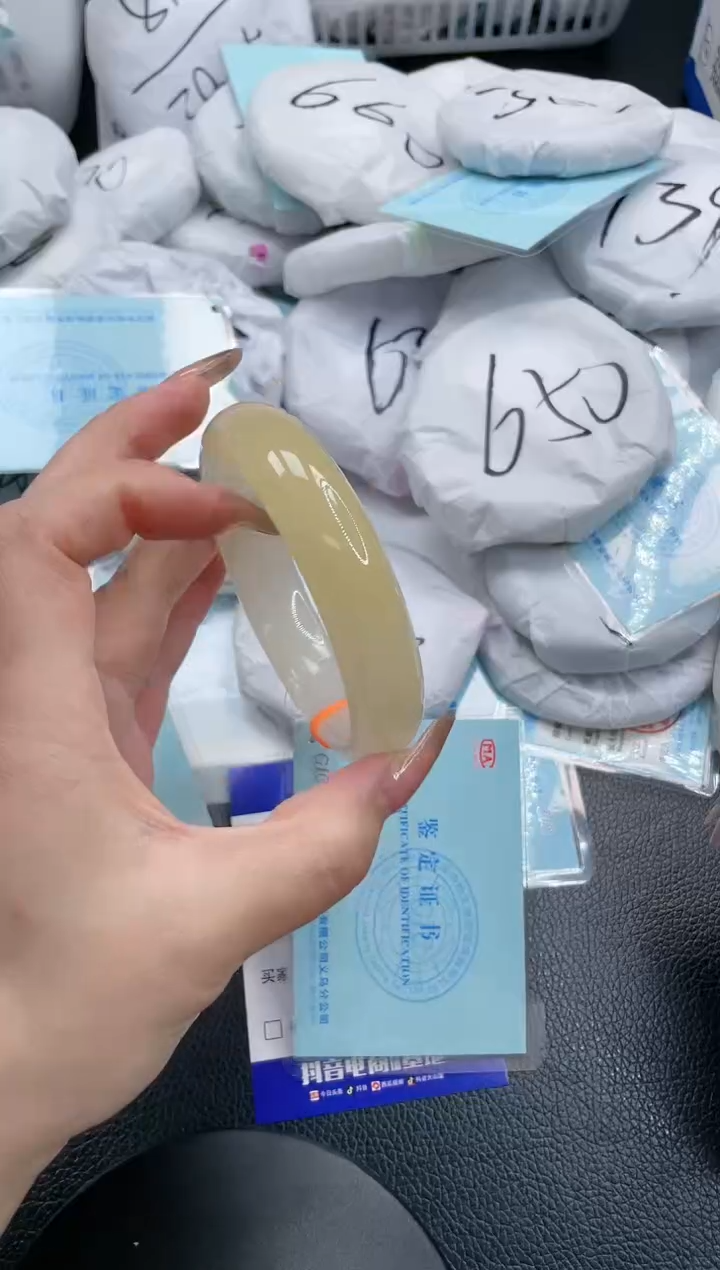 【闪购商品】石英质玉手镯未镶嵌6S190-59