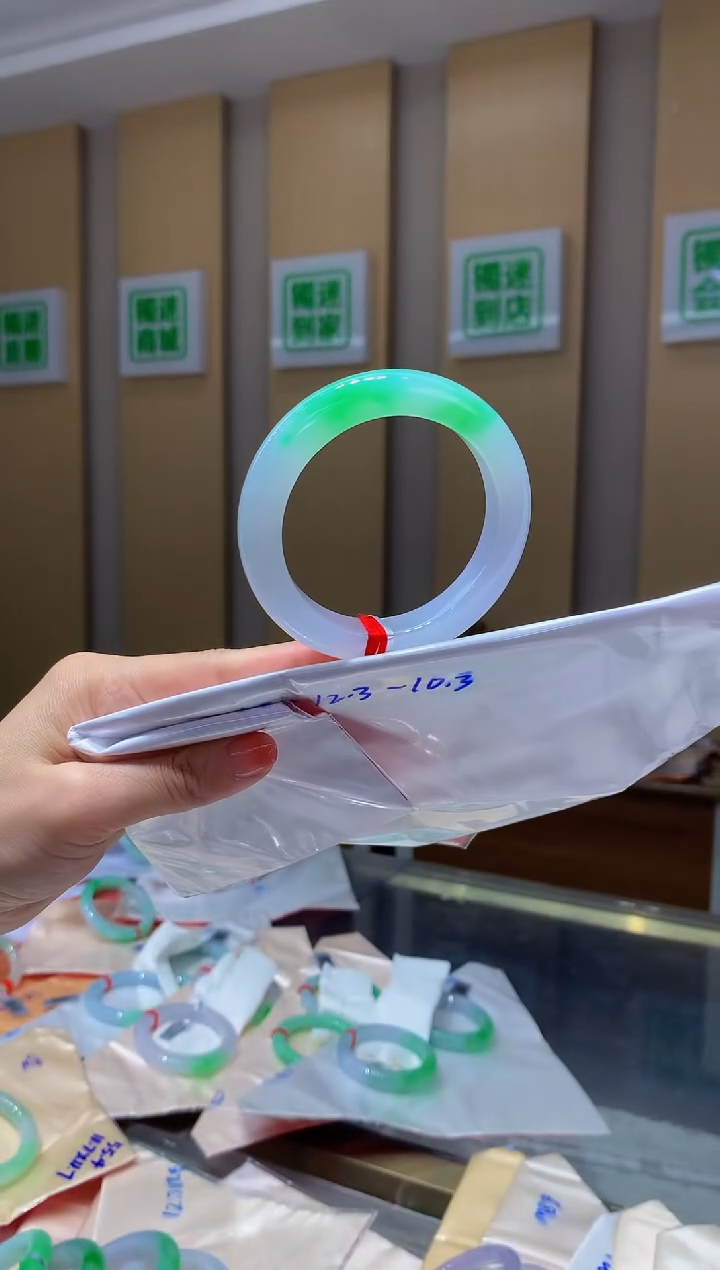 翡翠手镯未镶嵌-C108 圈口58