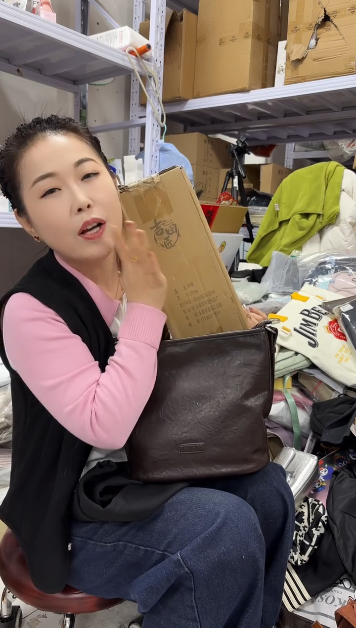 PVC点点小红心 没关注的关注一下主播