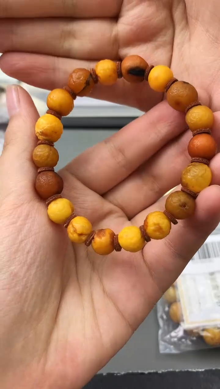 未镶嵌琥珀珠宝奇石95
