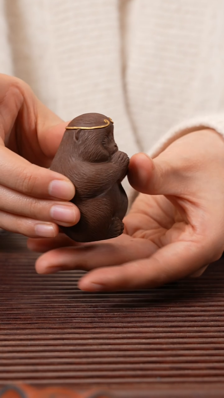 【闪购商品】紫砂茶宠描金一心向佛小猴