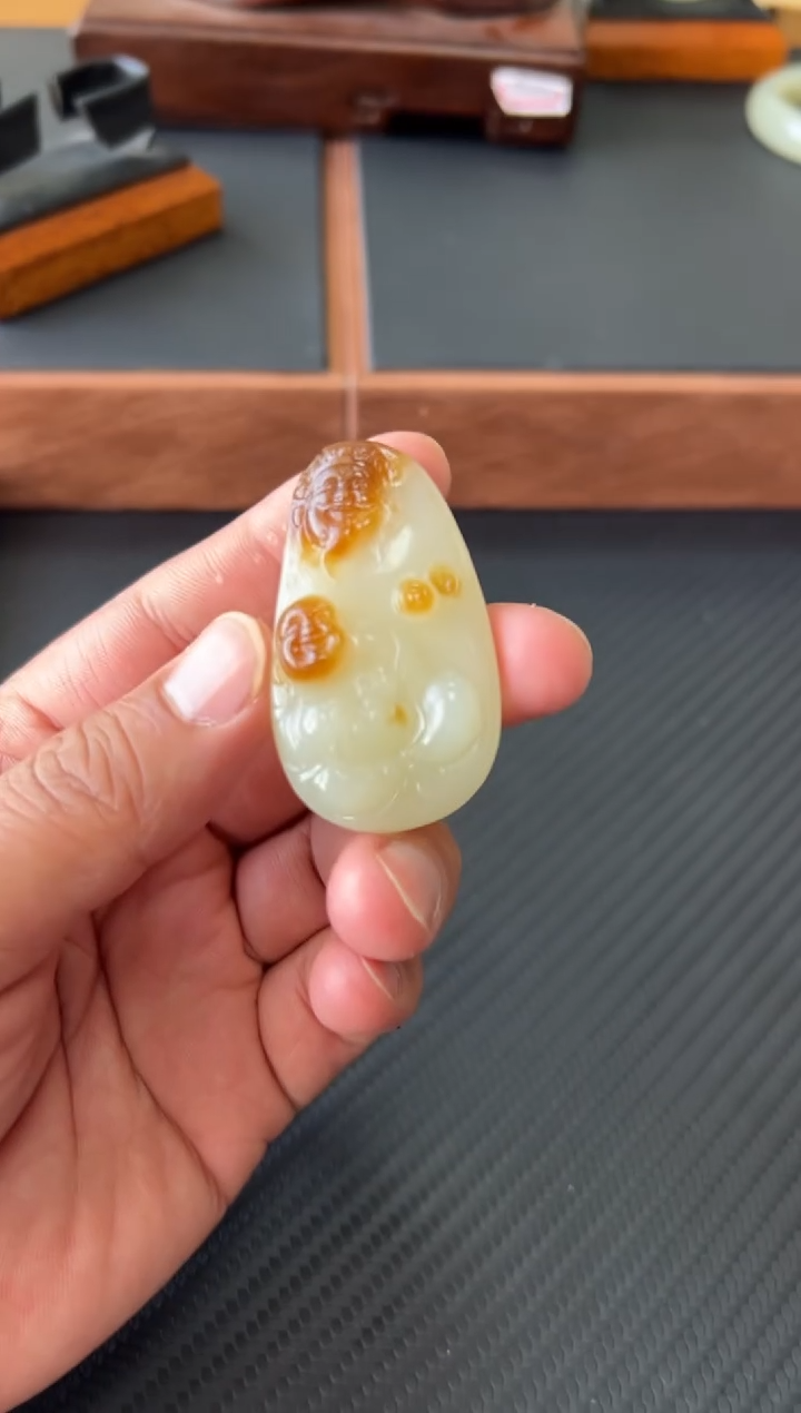 和田玉未镶嵌吊坠(赠链)且末金山微色差
