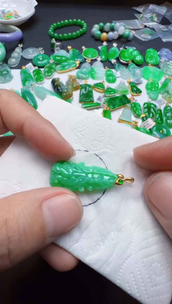 【闪购商品】翡翠吊坠(不含链)18K金镶嵌980