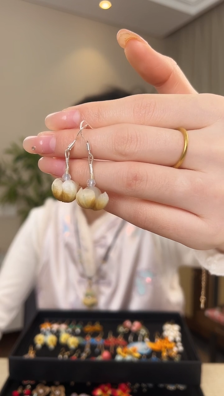 刺绣咖色绒花耳环