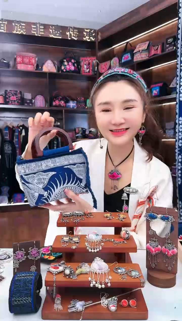 【闪购商品】织绣L50蚩梦苗族古绣