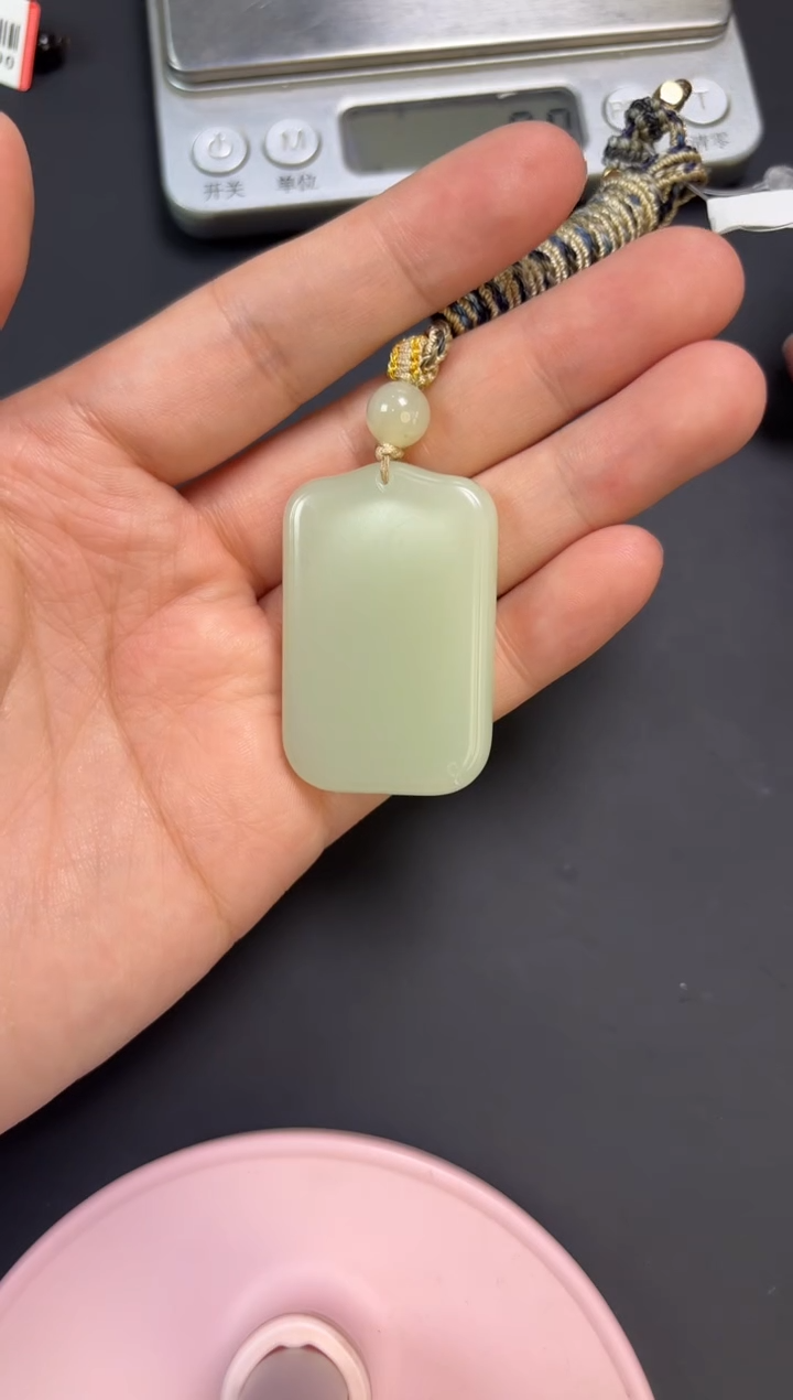 【闪购商品】和田玉吊坠(赠链)未镶嵌且末微色差迪克兰吊坠