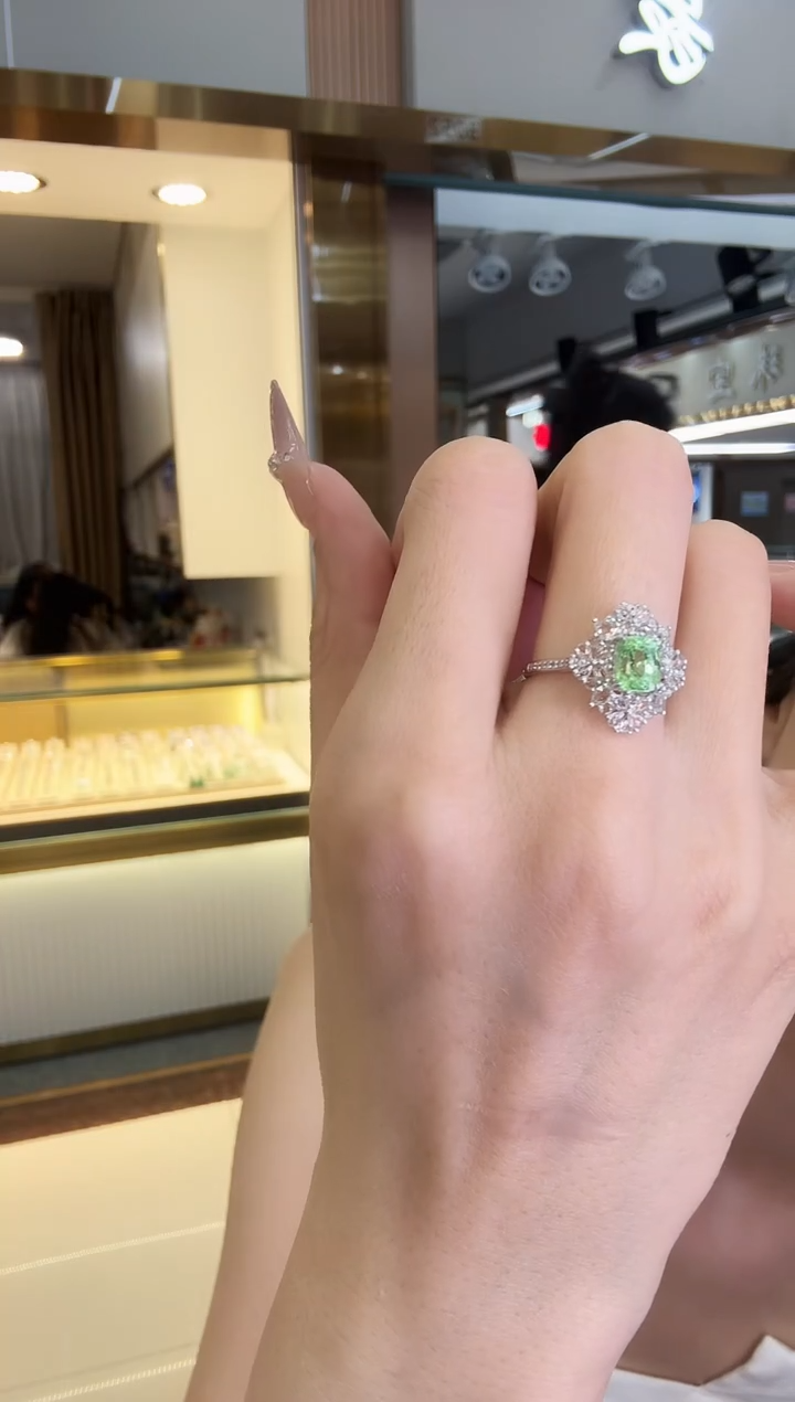 铂Pt950镶嵌戒指石榴石（沙弗莱）1.42ct