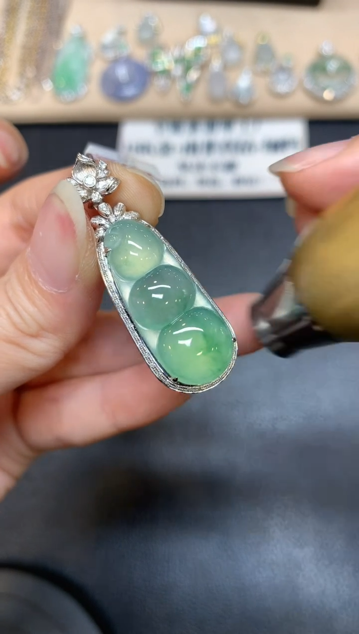 【闪购商品】翡翠颈饰18K金镶嵌福豆【无服务费