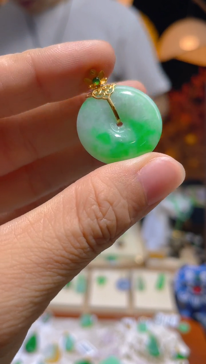 翡翠18K金镶嵌颈饰平安扣