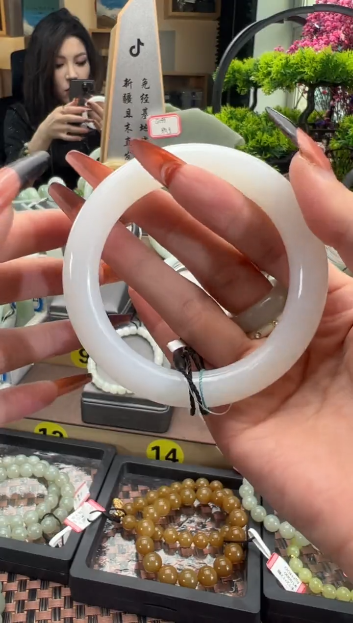 【闪购商品】和田玉手镯未镶嵌且末料金山白玉手镯卡56+