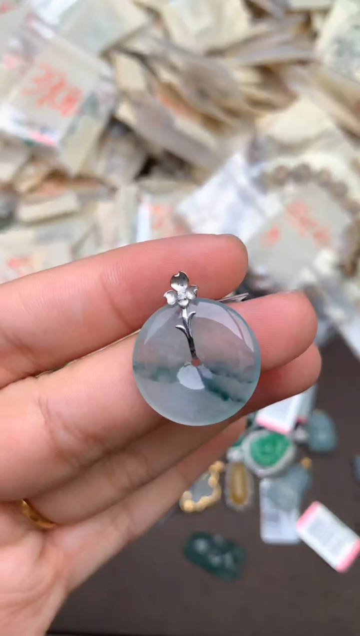 18K金镶嵌挂件翡翠— 