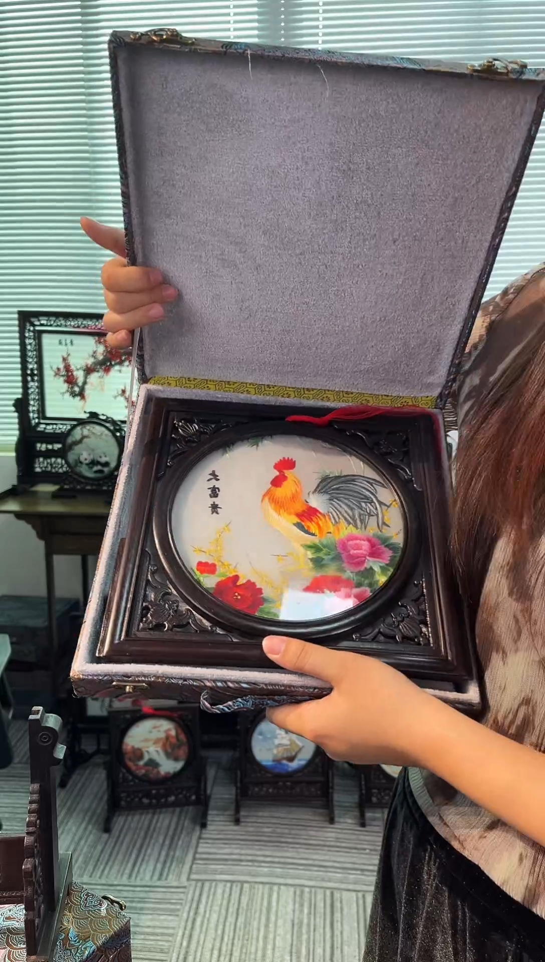 织绣以芊手扇摆台